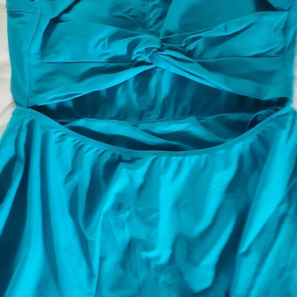 Halara Twist back one-piece swimsuit with skirt - Picture 3 of 4